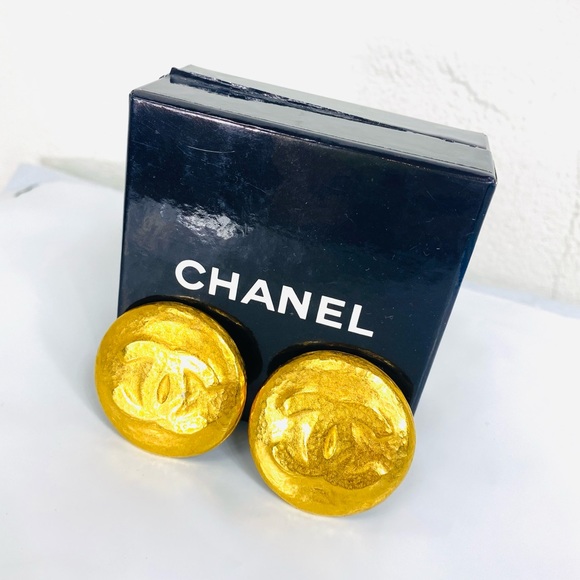 1993 Vintage Chanel CC LOGO Hammered Gold Plated Clip on Earrings - Picture 10 of 16